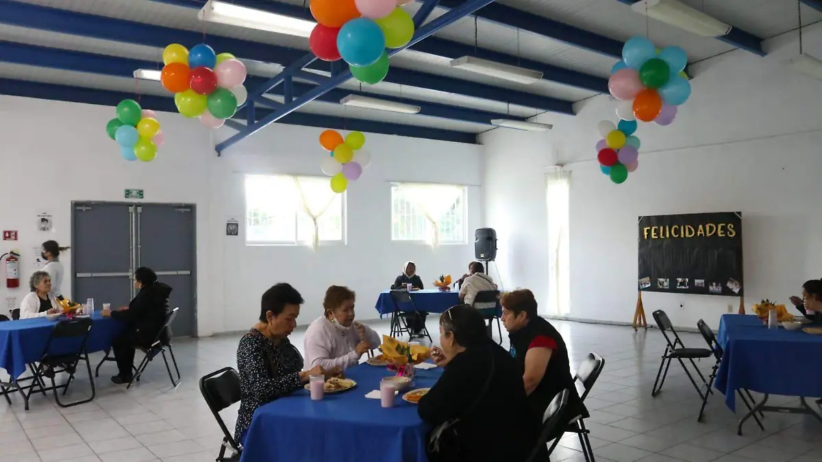 REALIZAN DESAYUNO PARA ADULTOS DEL GERONTOLÓGICO 2